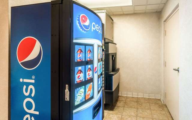 Econo Lodge Inn & Suites