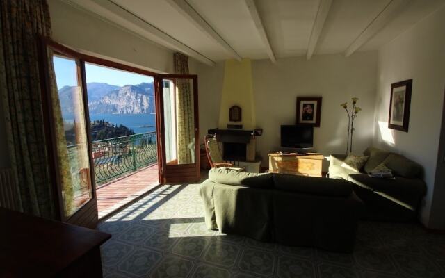 Villa with pool and beautiful lake view