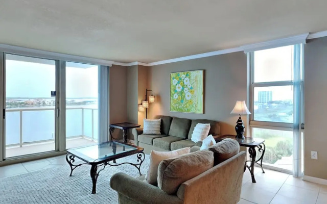 Sabine Yacht & Racquet #8D