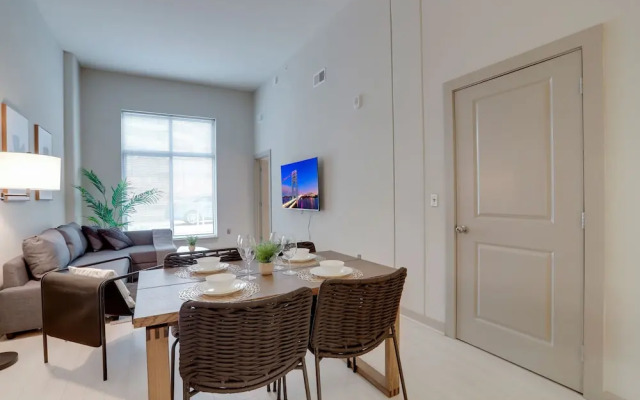 Fantastic Condo at Crystal City With Gym