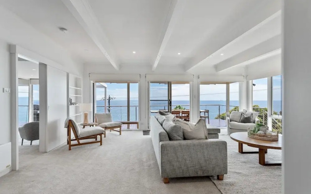 Clifftop Coastal Sanctuary With Panoramic Views