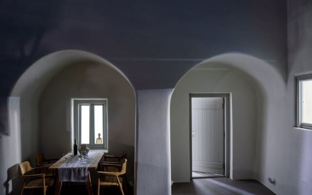 Oia Treasures Art Suites