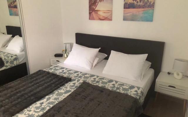 Brand New Suite next to Palace & Beach