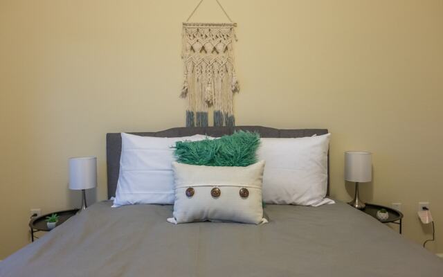 2 BR Suite with balcony by Frontdesk