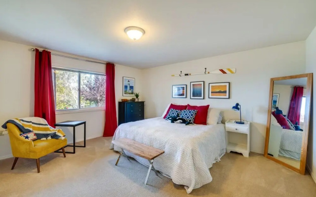 Coastal Haven w/ Hot Tub & San Juan Island Views