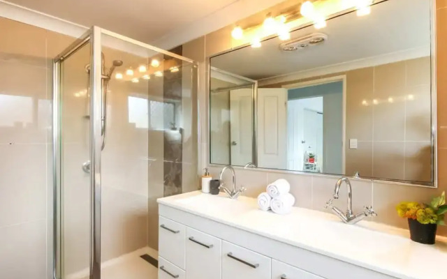 Contemporary 2 Bedroom Beachfront Apartment