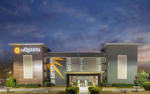 La Quinta Inn & Suites by Wyndham Atlanta Airport South