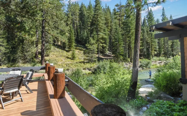 Joy on the River Stunning Waterfront Home for 10