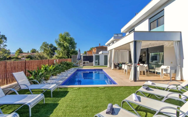 Beach Villa Cosins 1 Mel by Sealand Villas