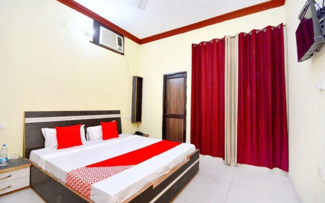 White House By OYO Rooms