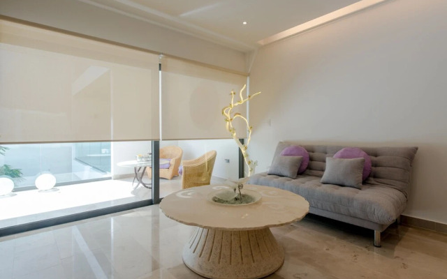 Location - 1 bdr - Rooftop Pool w Sea View - C408