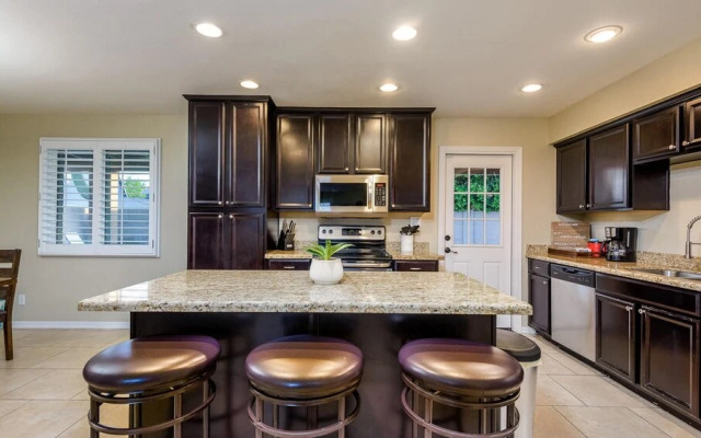 New Spacious Updated 5 Bedroom Home Pool