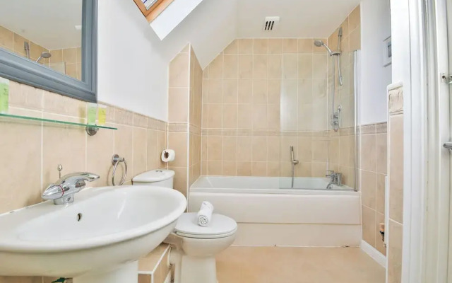 2 Bed House Near Beach with Free Parking