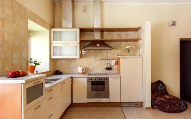 Cozy & Comfy Old Town Apartment With Balcony
