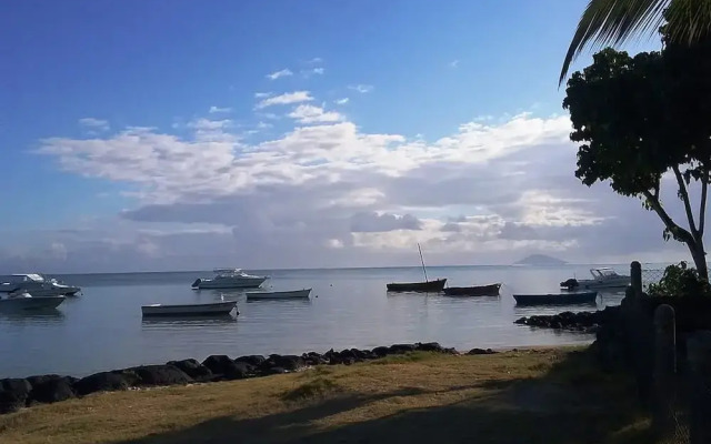 Residence With 6 Seafront Bungalows and Swimming