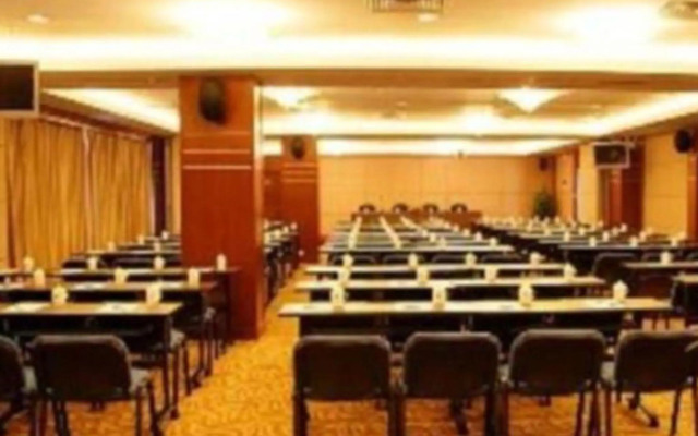 Skyline Plaza Hotel