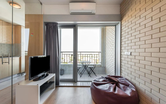 Dragon Stadium Studio w Balcony by LovelyStay