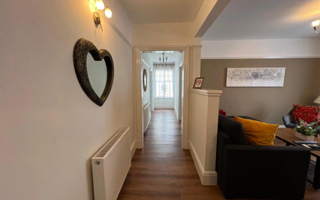 Beautiful 2b Apt in the Heart of Glastonbury.