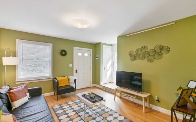 Beautiful 3br/3ba Colonial House by Cozysuites