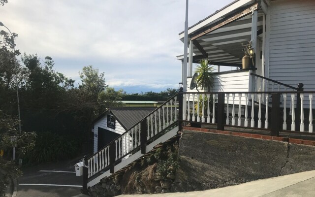 Bluff Hill Lighthouse B&B