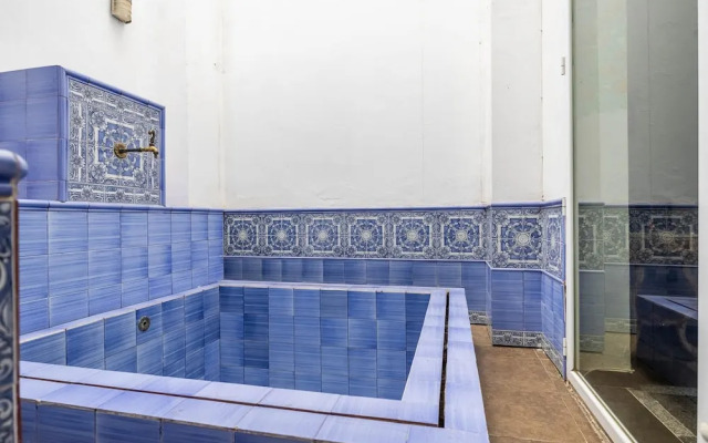 Cheerful 6 Bedroom House in Seville With Terraces