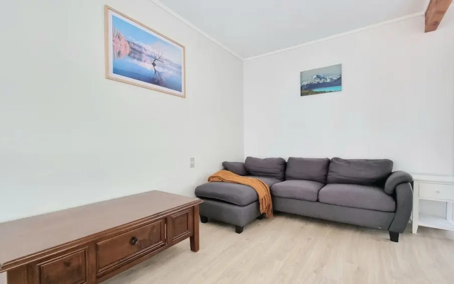 Lovely 2- Bedroom Unit with Free Parking