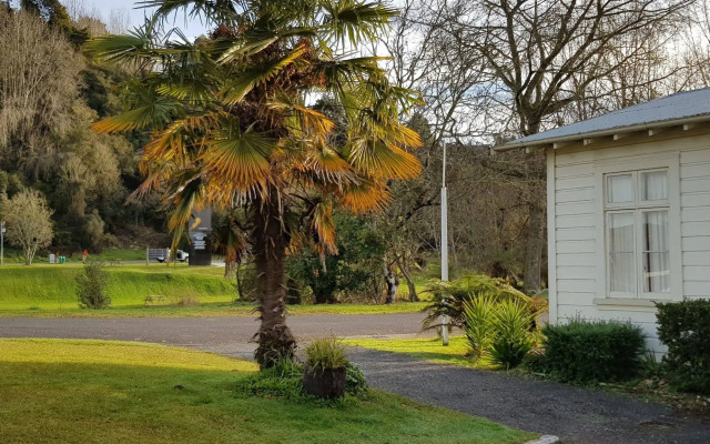 Kelly's Riverside Motel