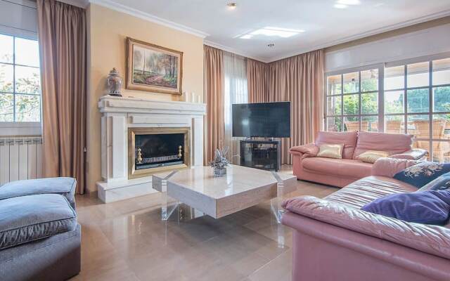 Gallery Villa 650M from the Beach (R81)