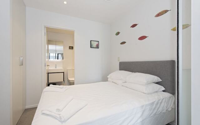 Stylish Modern Studio, Queens Resid- Gym & Pool!!