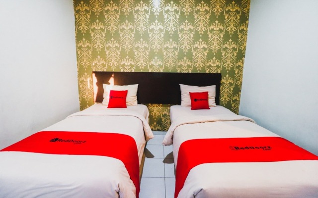 RedDoorz Plus near Mall Panakukang 2