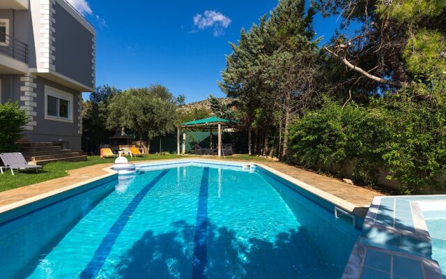 290m² Villa with Pool close to the Airport