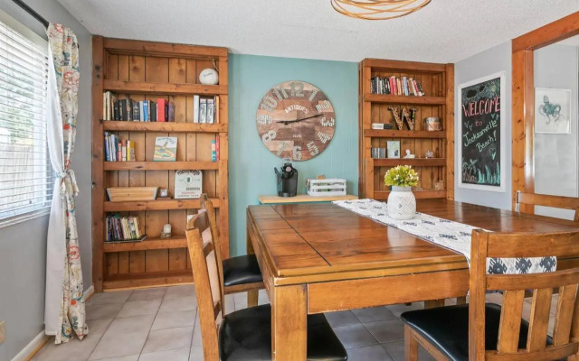 Beach Bungalow 700
