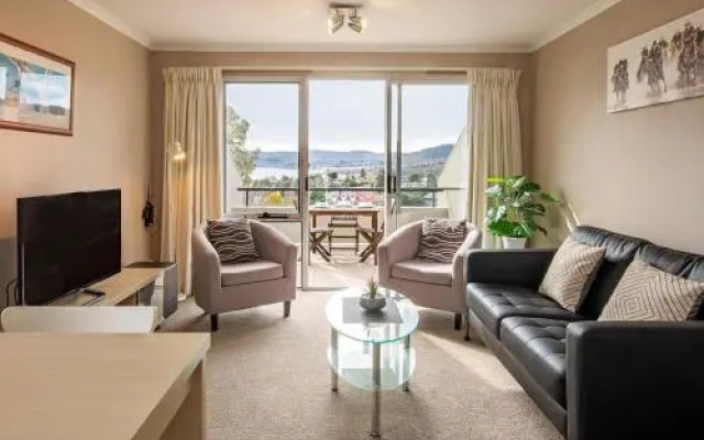 Cascades 18/3 Kurrajong Street