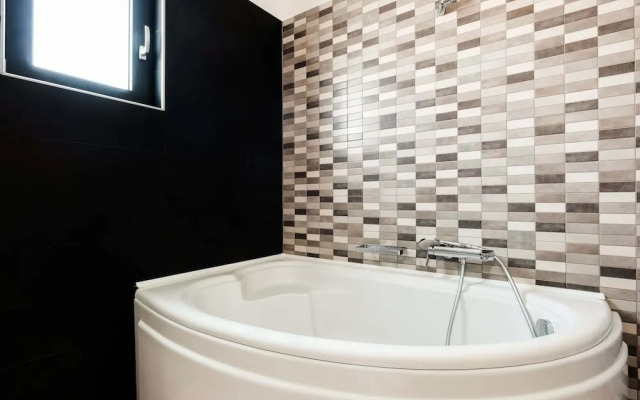 Beautiful Villa in Adelianos Kampos With Pool