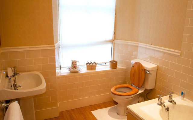Crown Hotel Guesthouse