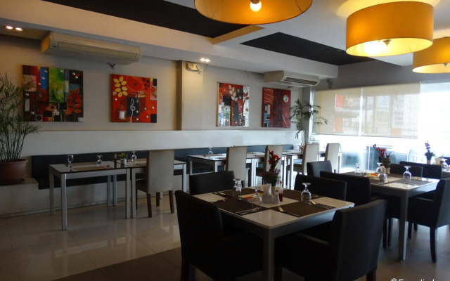 Holiday Suites Business District (Empire Suites Hotel)