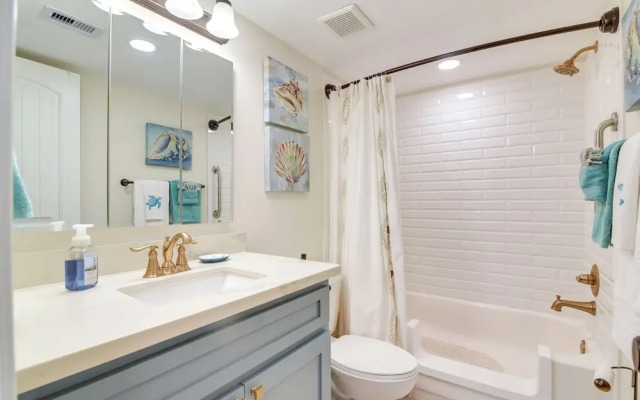 Galveston Beachfront Condo: Balcony & Pool Access!