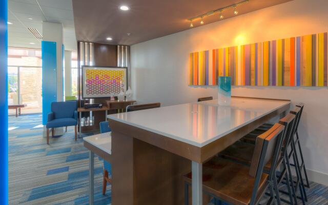 Holiday Inn Express & Suites Tulsa Midtown by IHG