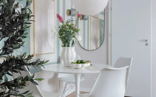 Holt s Sublime Minty Fresh 1BR on the Park