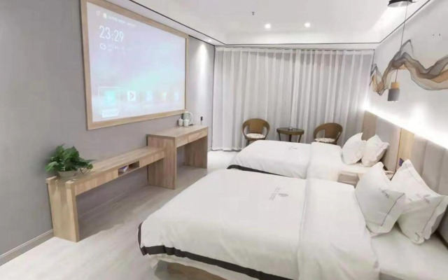 Qingmu Select Hotel (The Sun Yat-sen Mausoleum Qilin Arch)