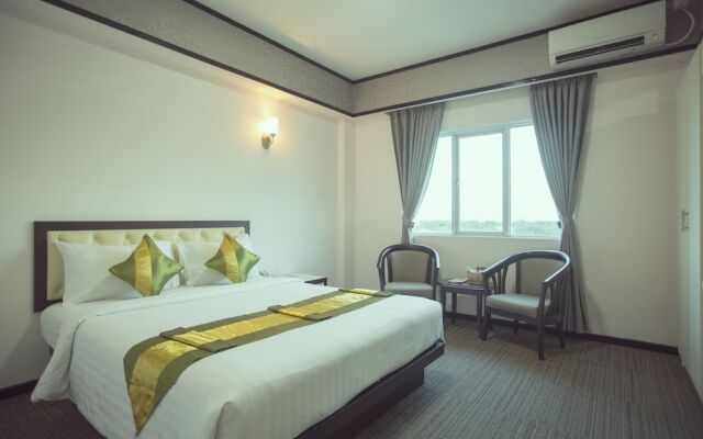 Platinum River View Hotel