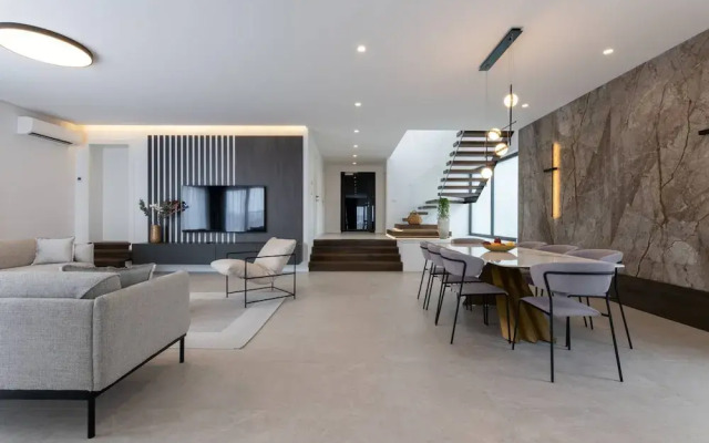 Moonlit Mirage Villa With Pool, Gym and Sauna