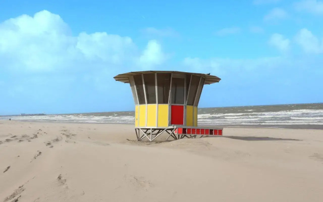 Gelijkvloers app mét ruim terras op 1 min van zee