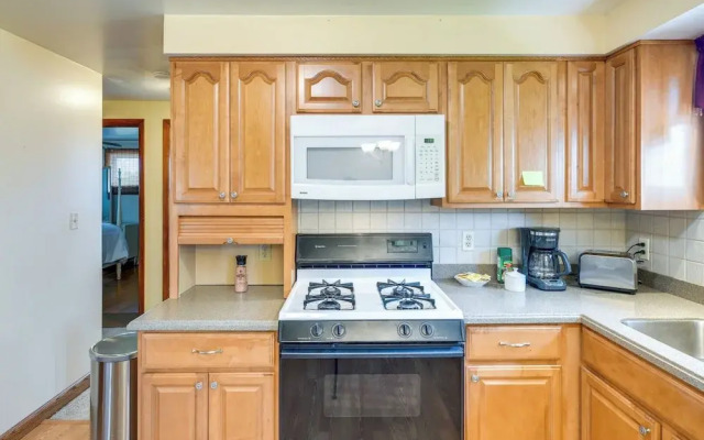 Central Apt in Cheektowaga w/ Private Deck!