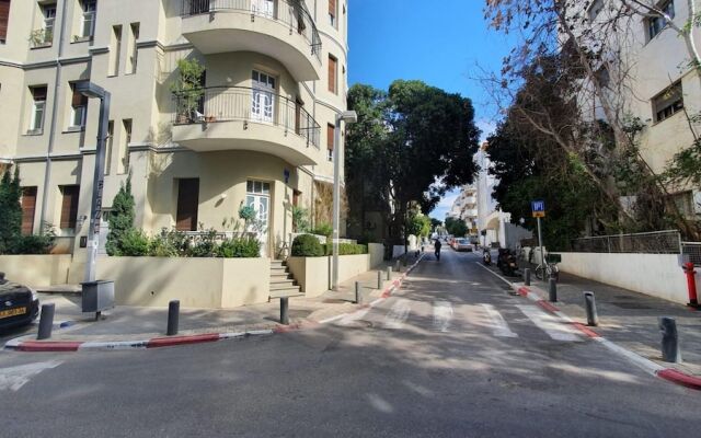 Melchett Plume in Tel Aviv-yafo