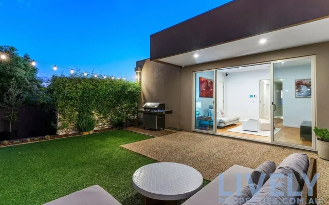 Hillside Luxe With Spa Bay Views