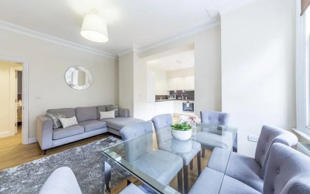 Bright 3 Bedroom Apartment in Hammersmith