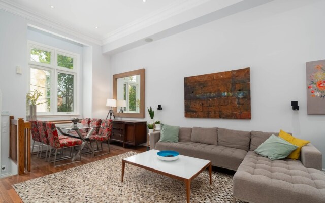 3 Bedroom 2 Bath Large Patio and CN View