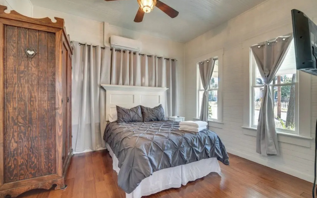 Charming 100-year-old Home < 1 Mi to Downtown