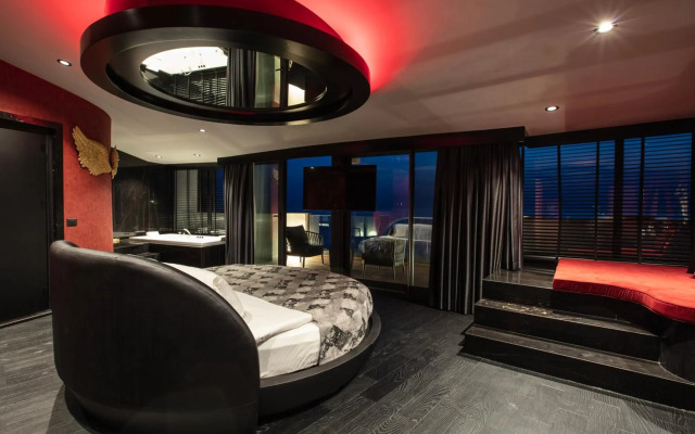 Charisma De Luxe Hotel